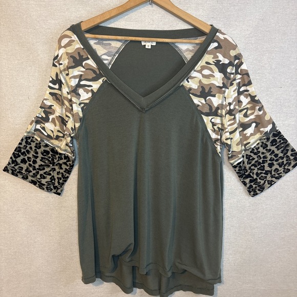 POL Womens Shirt Top Small Green Camo Animal Print Oversized V-Neck Stretch - Picture 1 of 7